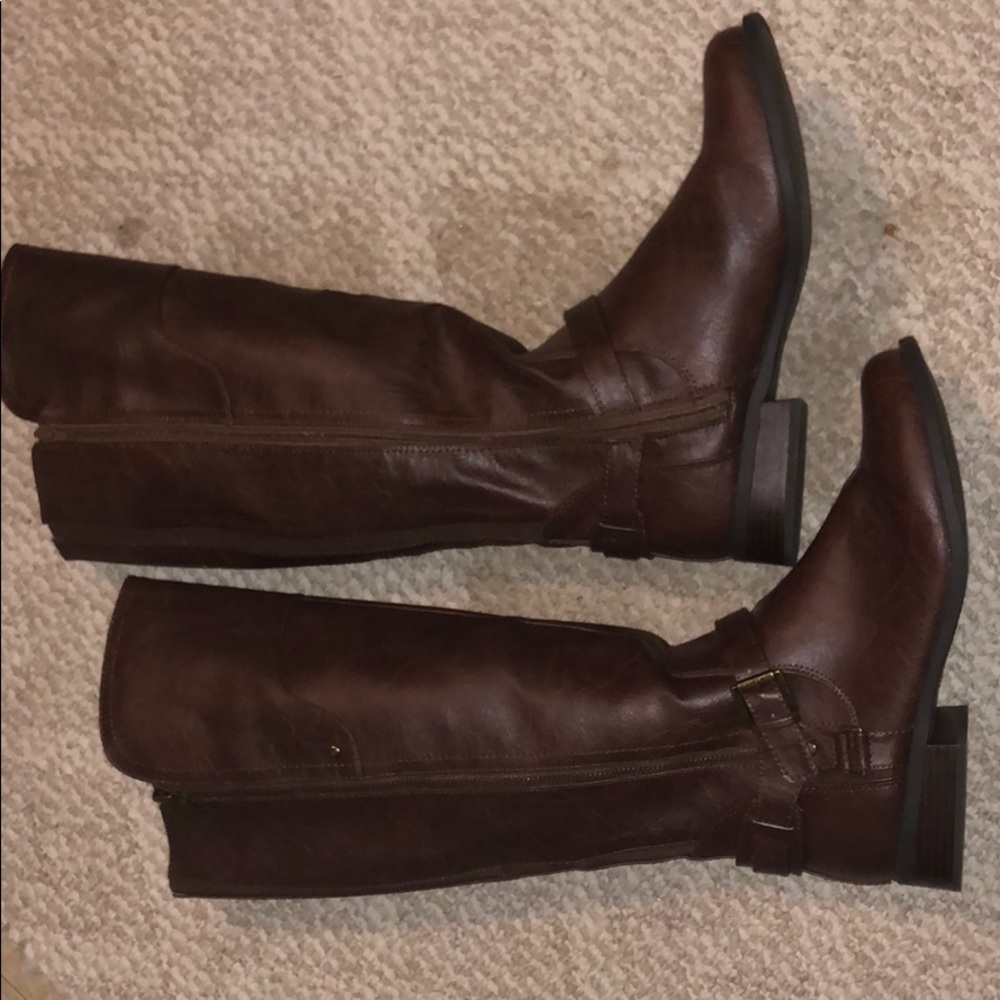 Women’s Guess brand boots. NWOT